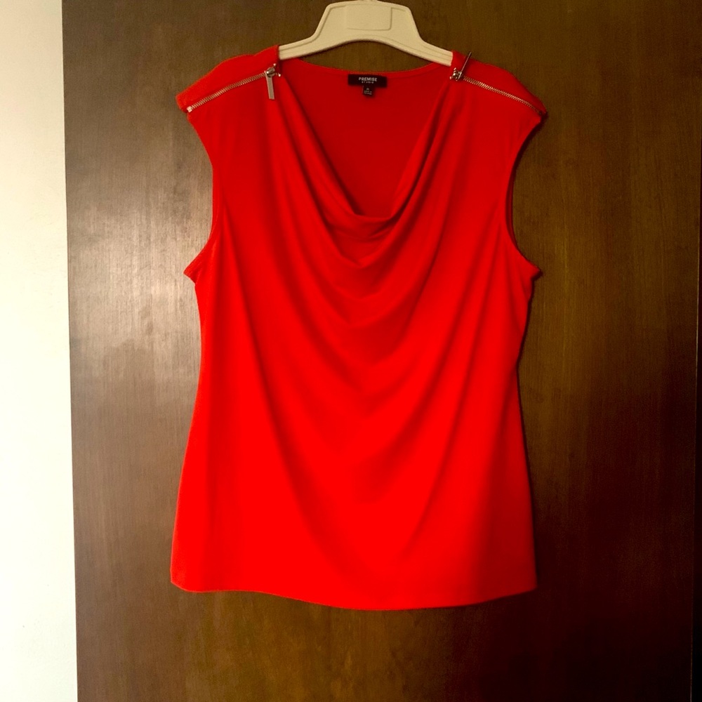 Tank top with zipper shoulders